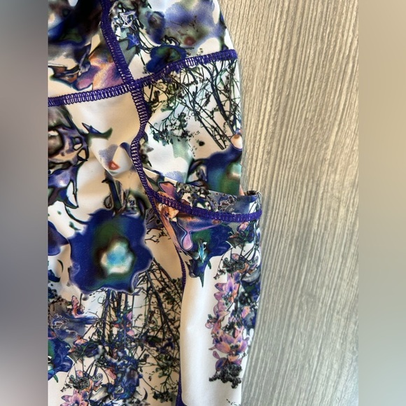 Apana Capri Yoga Pants Size XS
Leggings Blue Floral With Pockets Mesh
Vented Leg - Picture 4 of 10
